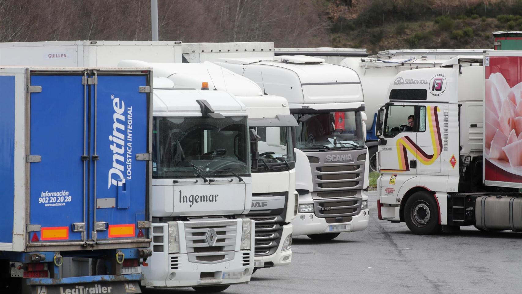 Un camionero saca su camión de la explanada donde se encontraba estacionado