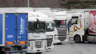 Un camionero saca su camión de la explanada donde se encontraba estacionado