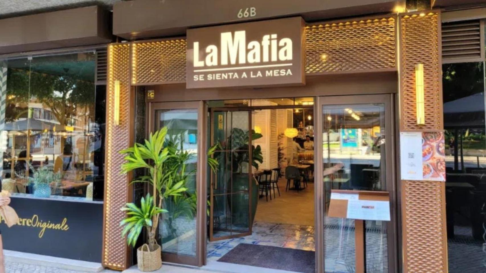Restaurante La Mafia se sienta a la mesa.