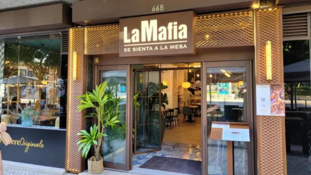 Restaurante La Mafia se sienta a la mesa.