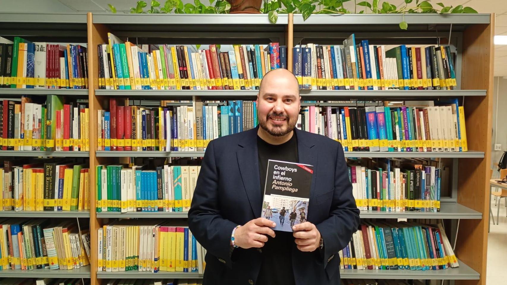 Antonio Pampliega presentando su libro en Málaga.