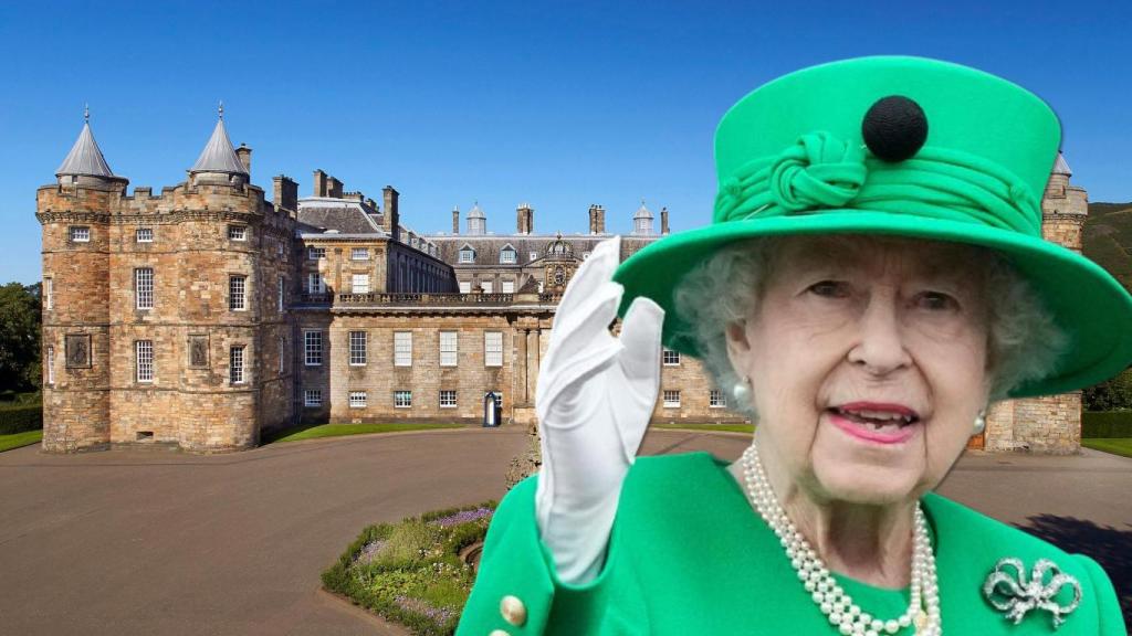 Isabel II, junto a su majestuosa residencia de Edimburgo.