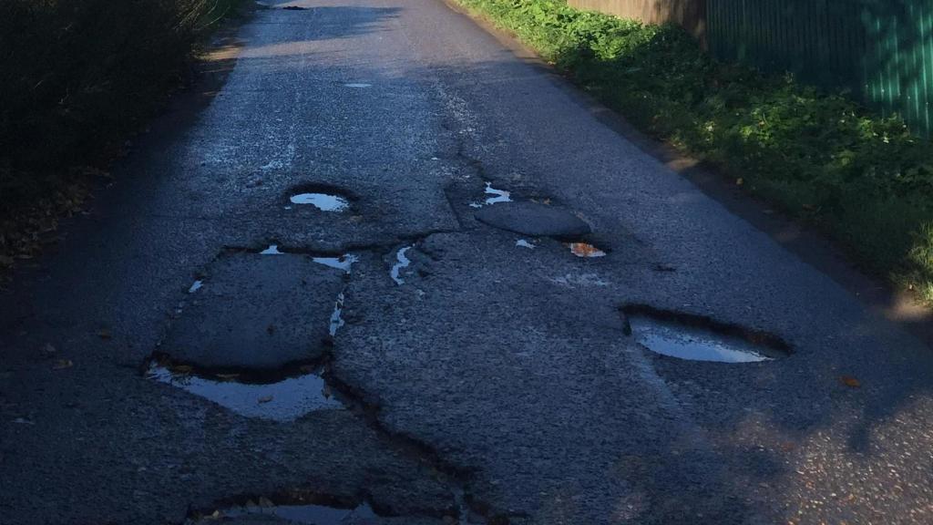 Boquetes en una carretera mojada.