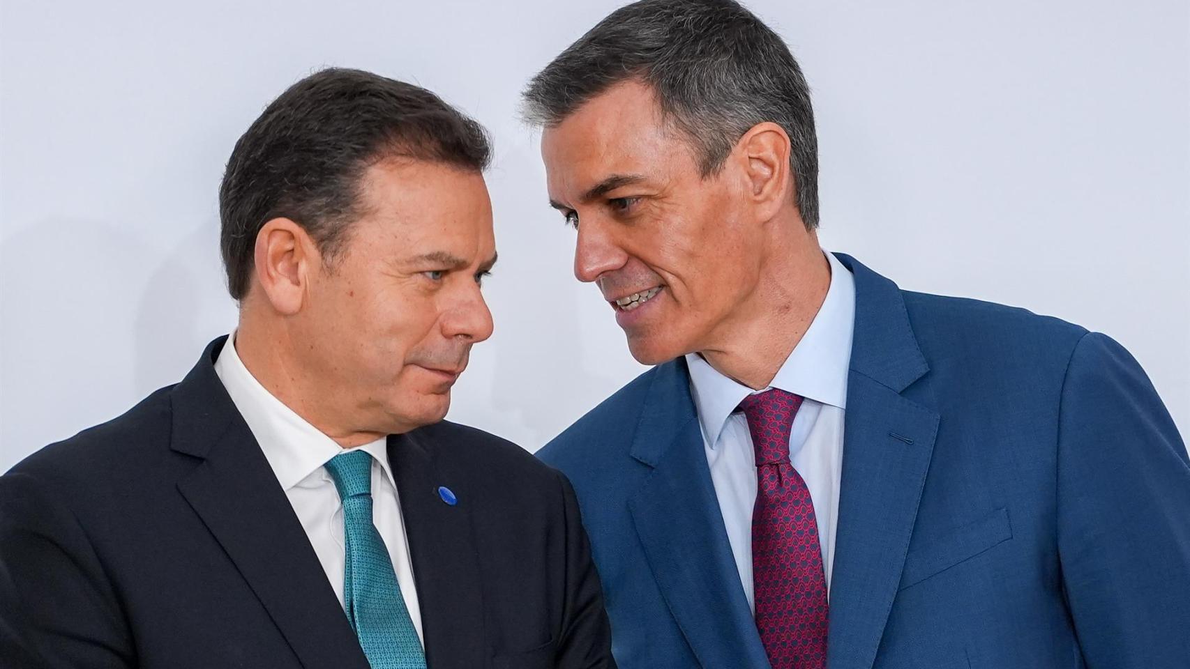 El presidente del Gobierno, Pedro Sánchez (d) y su homólogo portugués, Luis Montenegro (i) presiden la ceremonia de firma de acuerdos de la XXXVI Cumbre hispano-portuguesa.