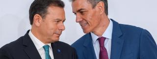 El presidente del Gobierno, Pedro Sánchez (d) y su homólogo portugués, Luis Montenegro (i) presiden la ceremonia de firma de acuerdos de la XXXVI Cumbre hispano-portuguesa.