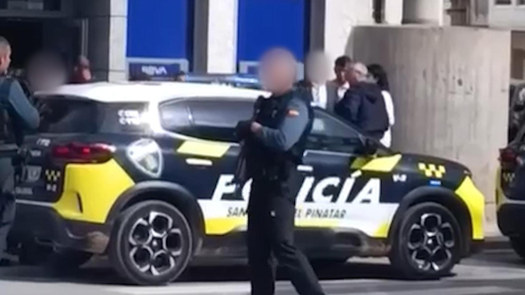 El despliegue de Guardia Civil y Policía Local de San Pedro del Pinatar, este viernes, frente a la sucursal donde había rehenes.