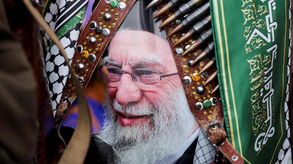 Un manifestante muestra un cartel del fallecido líder supremo iraní Alí Jamenei durante una protesta de simpatizantes hutíes en apoyo a Irán y Líbano, en Saná, Yemen.