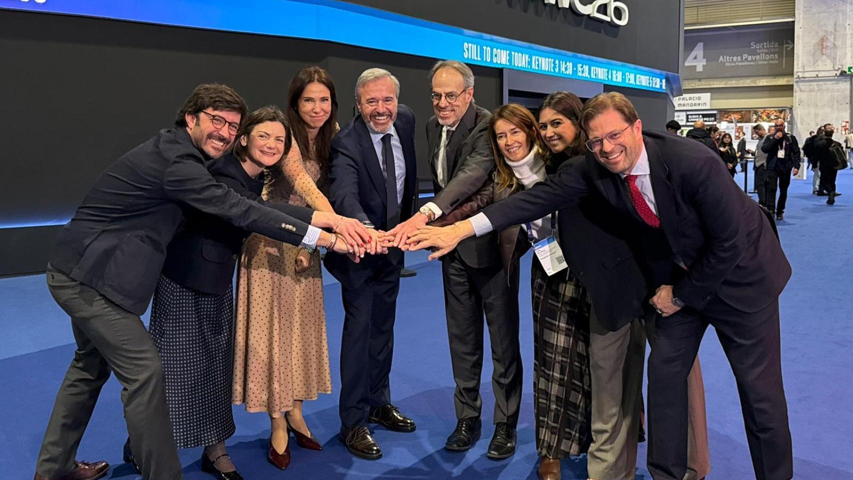 Responsables de Amazon Web Services con el presidente de Aragón, Jorge Azcón, el pasado lunes en el Mobile Congress