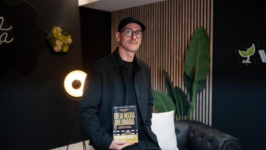 José Luis Sena posa con su libro 'Oveja negra millonaria'