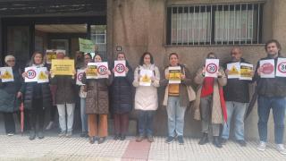 Concentración de médicos ante el Centro de Salud de San José, en A Coruña