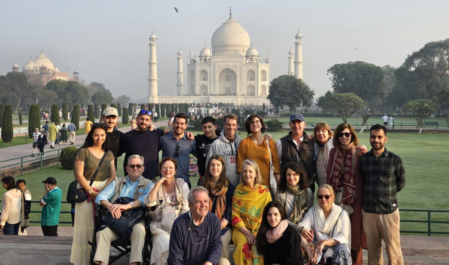 La familia frente al Taj Mahal (India).