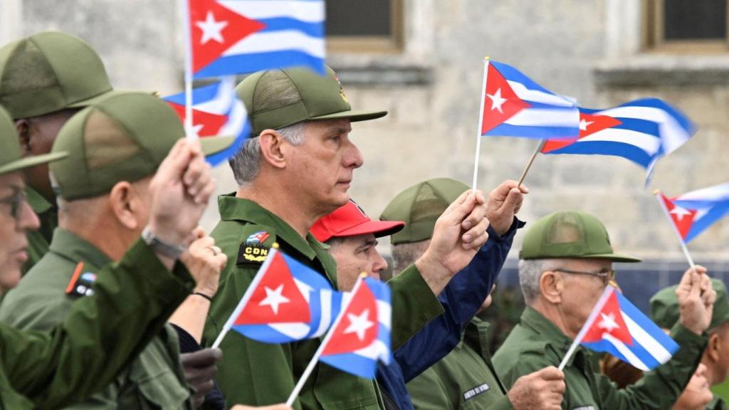 Miguel Díaz-Canel con otros funcionarios cubanos, durante una marcha realizada en enero ante la embajada de Estados Unidos en La Habana.