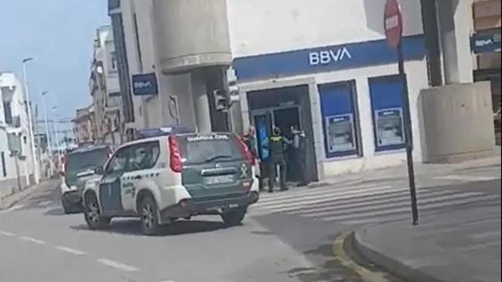 Dos patrullas de la Guardia Civil, este viernes, en la sucursal atracada en San Pedro del Pinatar.