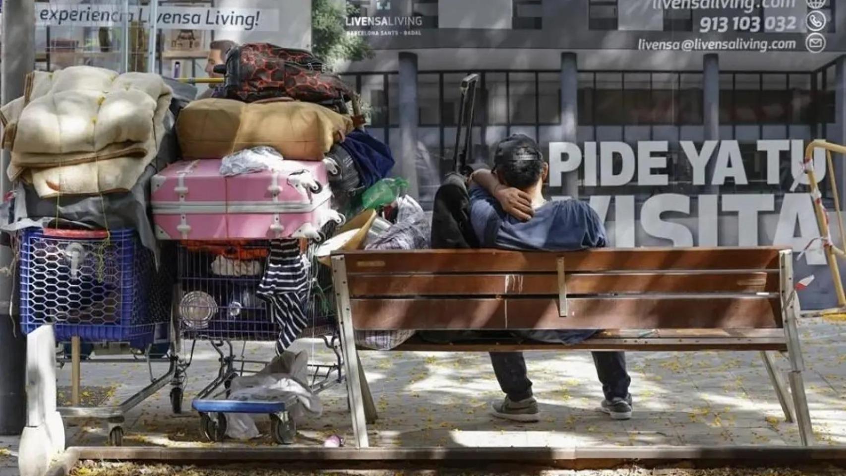 Un hombre descansa en un banco.