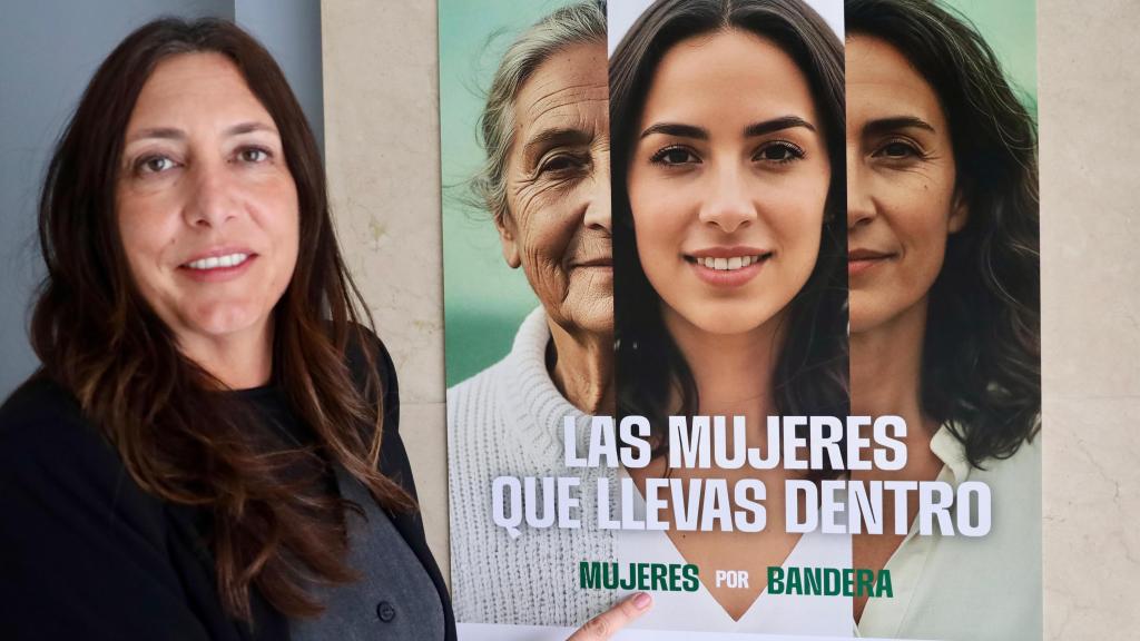 Loles López, la consejera andaluza de Igualdad, posa con el cartel de la campaña 'Las mujeres que llevamos dentro'