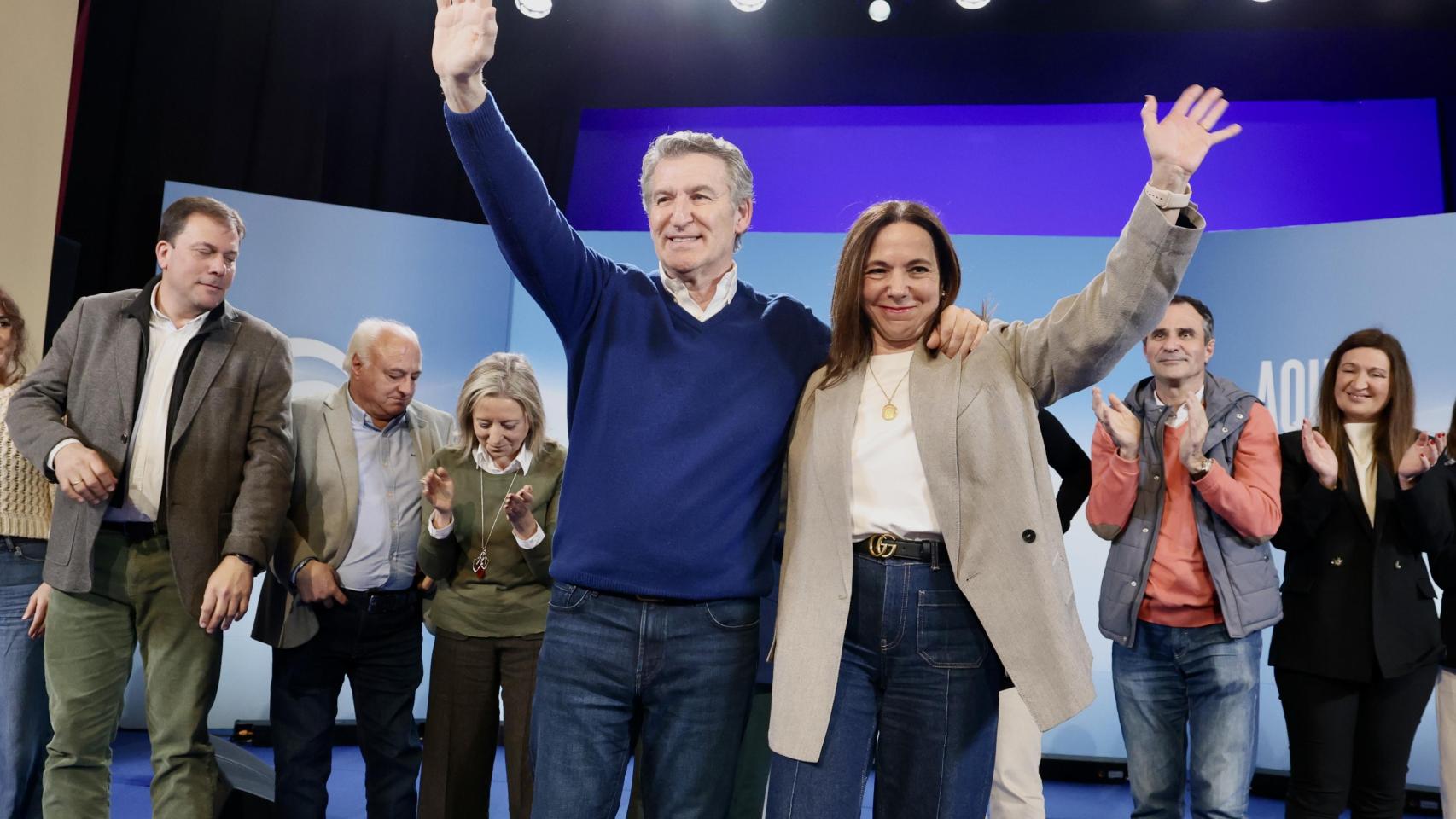 El presidente nacional del Partido Popular, Alberto Núñez Feijóo, participa en un acto de campaña en el Teatro Municipal de La Bañeza