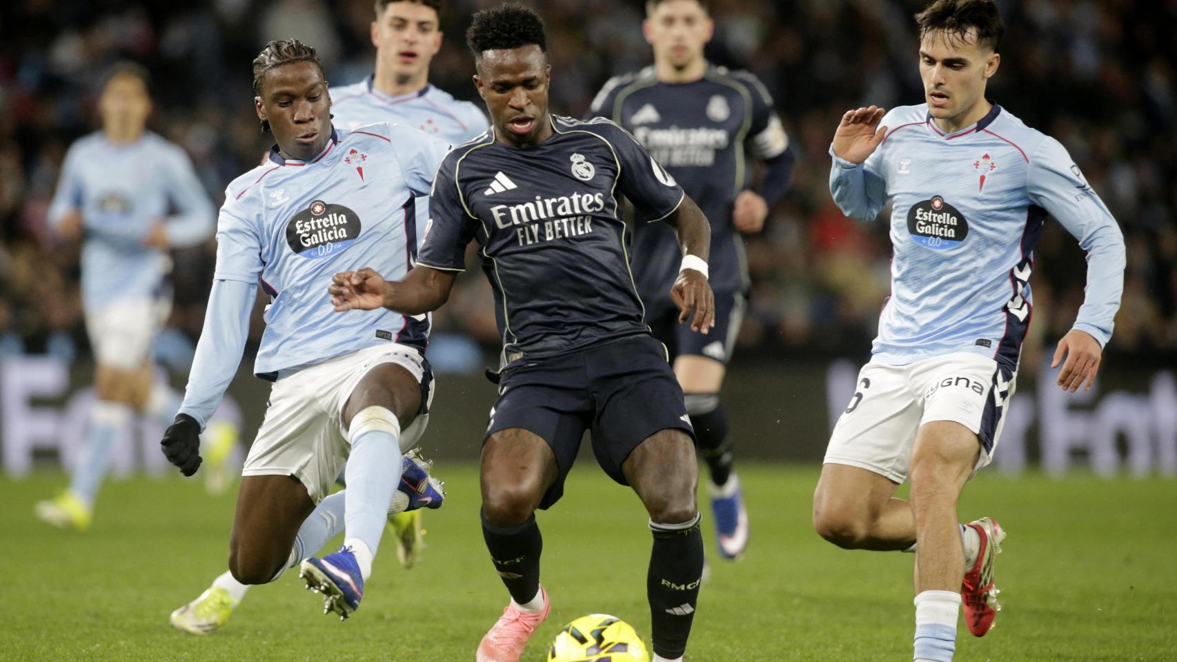 Vinicius, presionado por dos jugadores del Celta durante el partido.