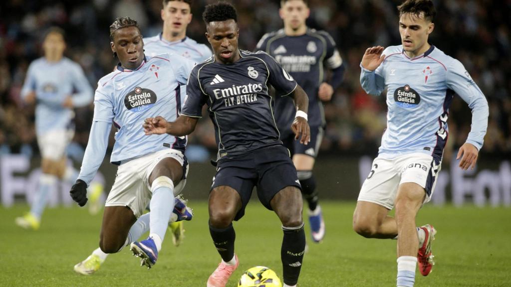 Vinicius, presionado por dos jugadores del Celta durante el partido.