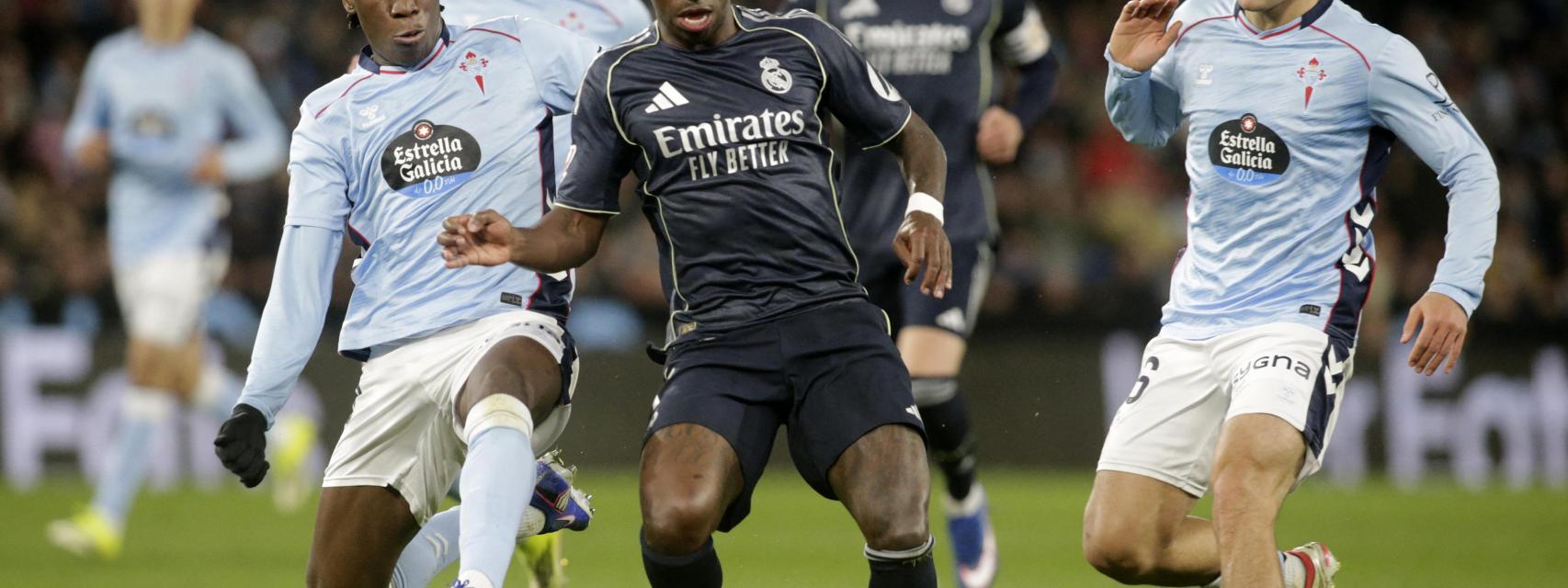 Vinicius, presionado por dos jugadores del Celta durante el partido.