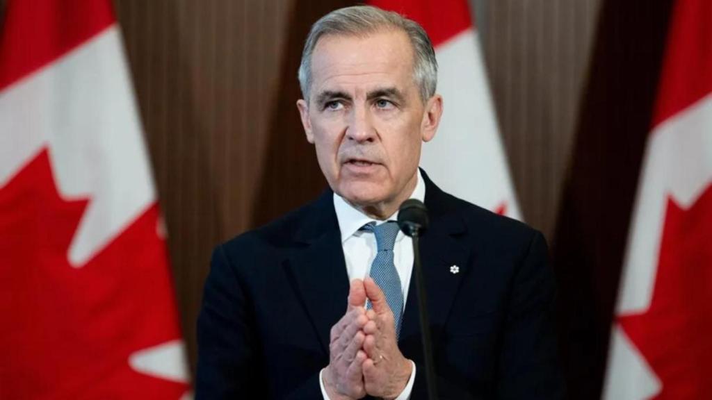Fotografía de archivo del primer ministro canadiense Mark Carney hablando en conferencia de prensa.