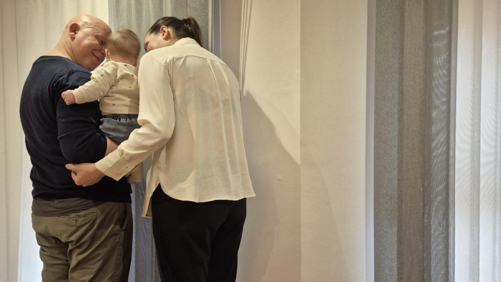 Juanjo Soria y María José Martínez sosteniendo a su hija Cristina de 4 meses.