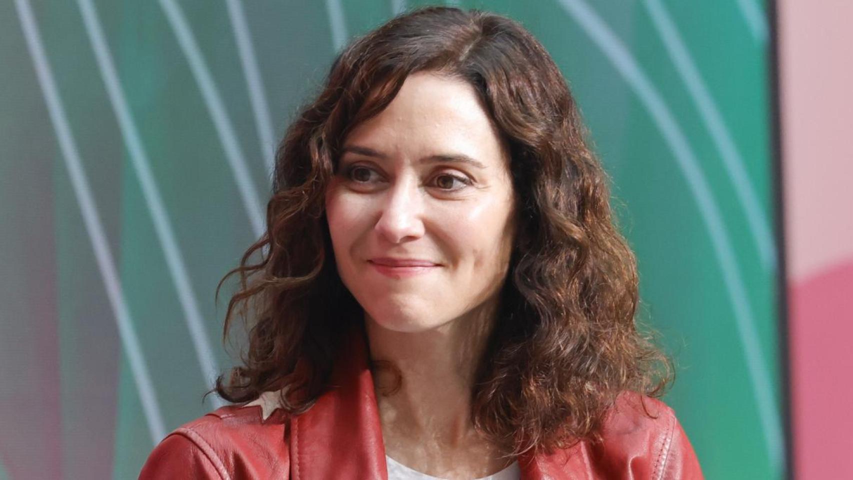 Isabel Díaz Ayuso luciendo una chaqueta motera en el acto del Día de la Mujer en Madrid.