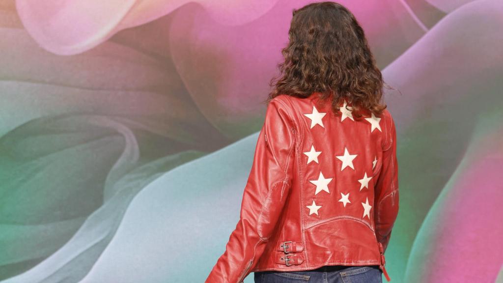 Isabel Díaz Ayuso ha elegido una chaqueta roja con estrellas en la espalda.