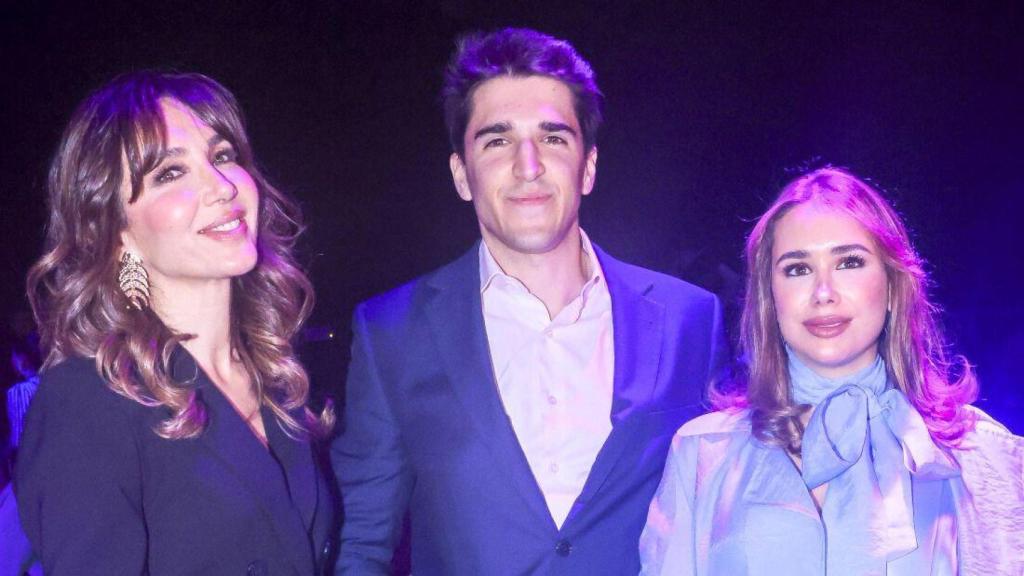 Paloma Lago junto a su hijo y su nuera en la Semana de la Moda de Madrid 2025.