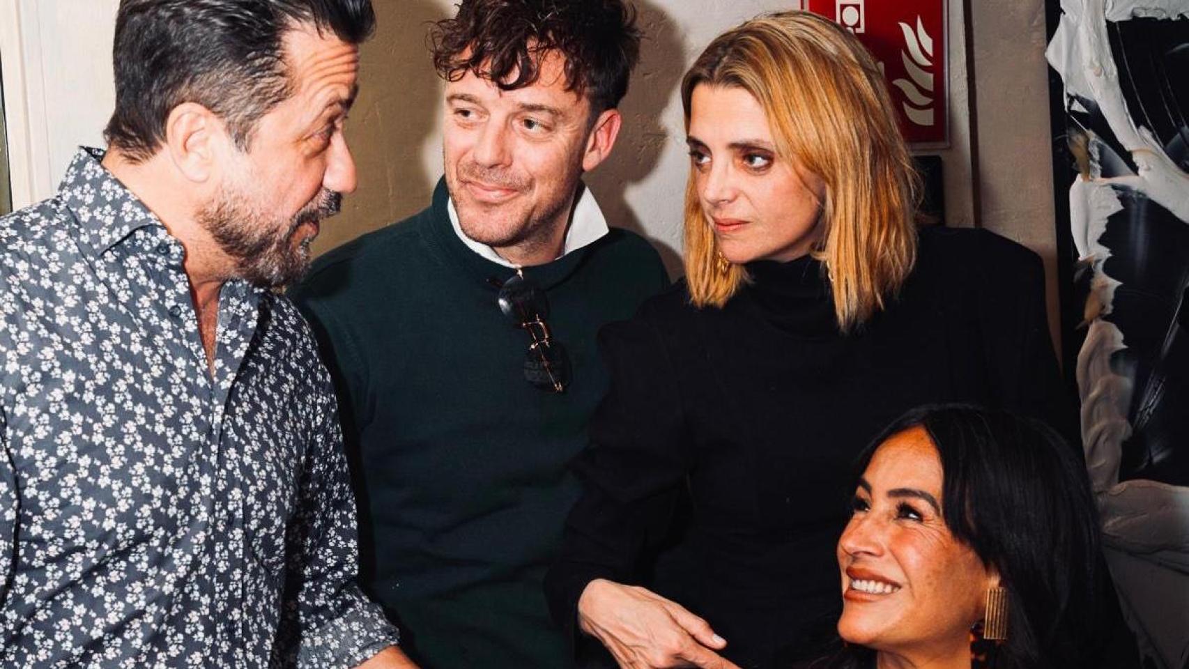 Aldo Comas, rodeado de amigos en la presentación de su nueva colección.