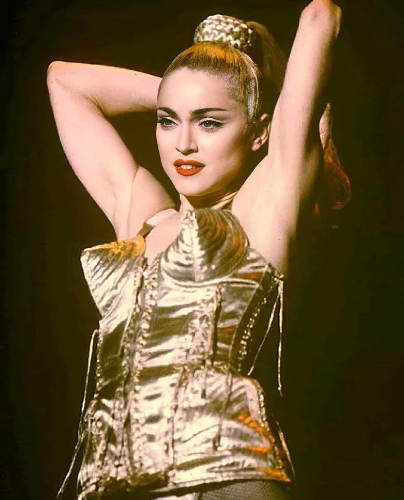 Madonna inmortaliza el corsé cónico de Jean Paul Gaultier.