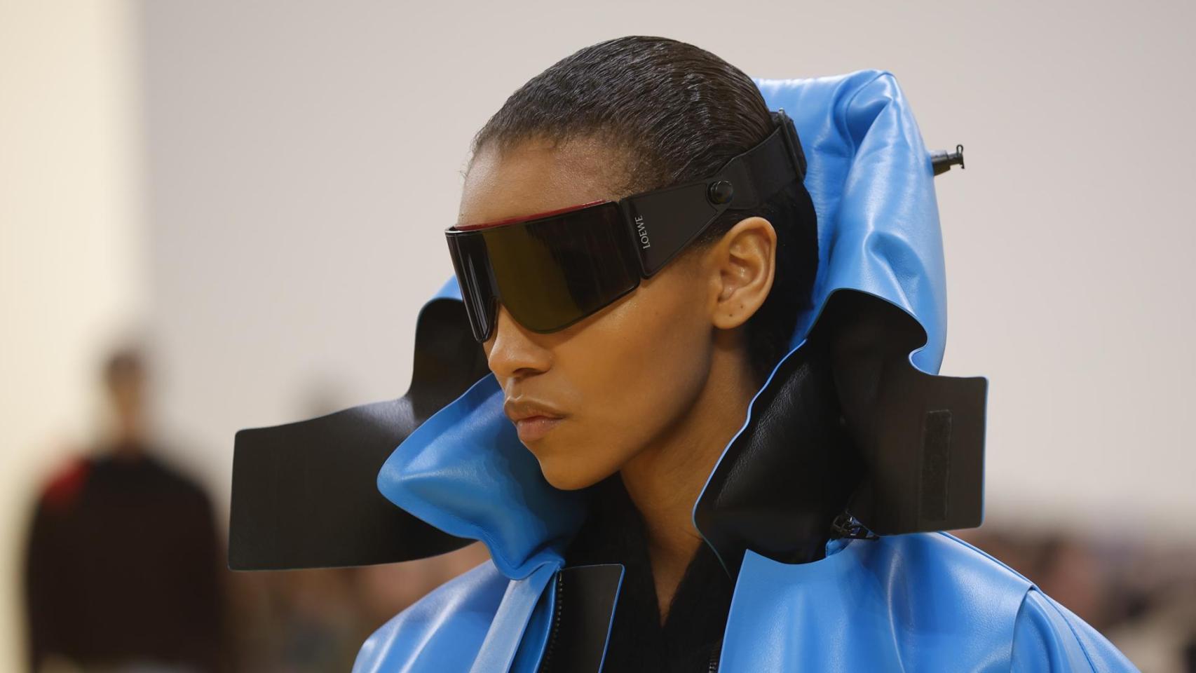 Gafas envolventes sobre la pasarela de la firma.