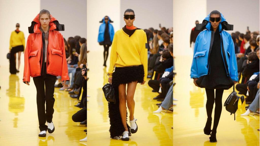 Una paleta eléctrica llena de intensidad la pasarela de Loewe.