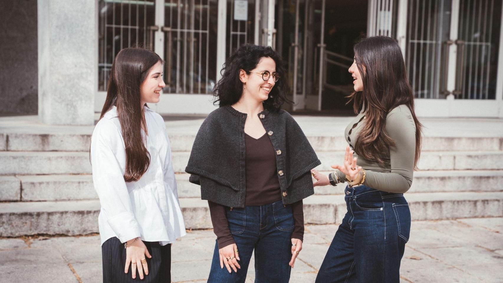 Nerea, Itziar y María comparten opiniones sobre feminismo en la Ciudad Universitaria de Madrid.
