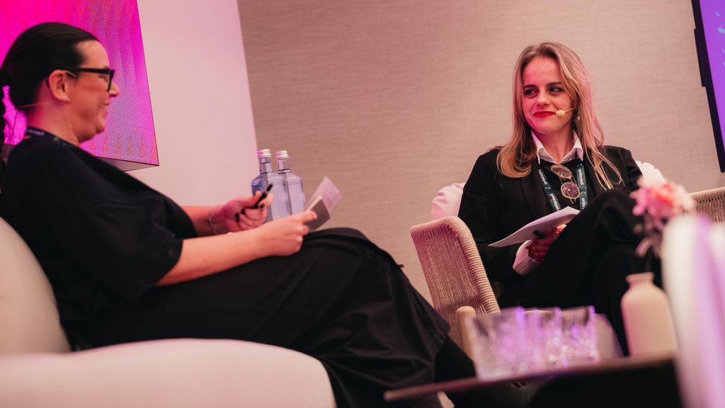 Silvia Sánchez Añón (izquierda) y Nuria Prieto (derecha) en el Foro Mujeres Referentes Quincemil 2026