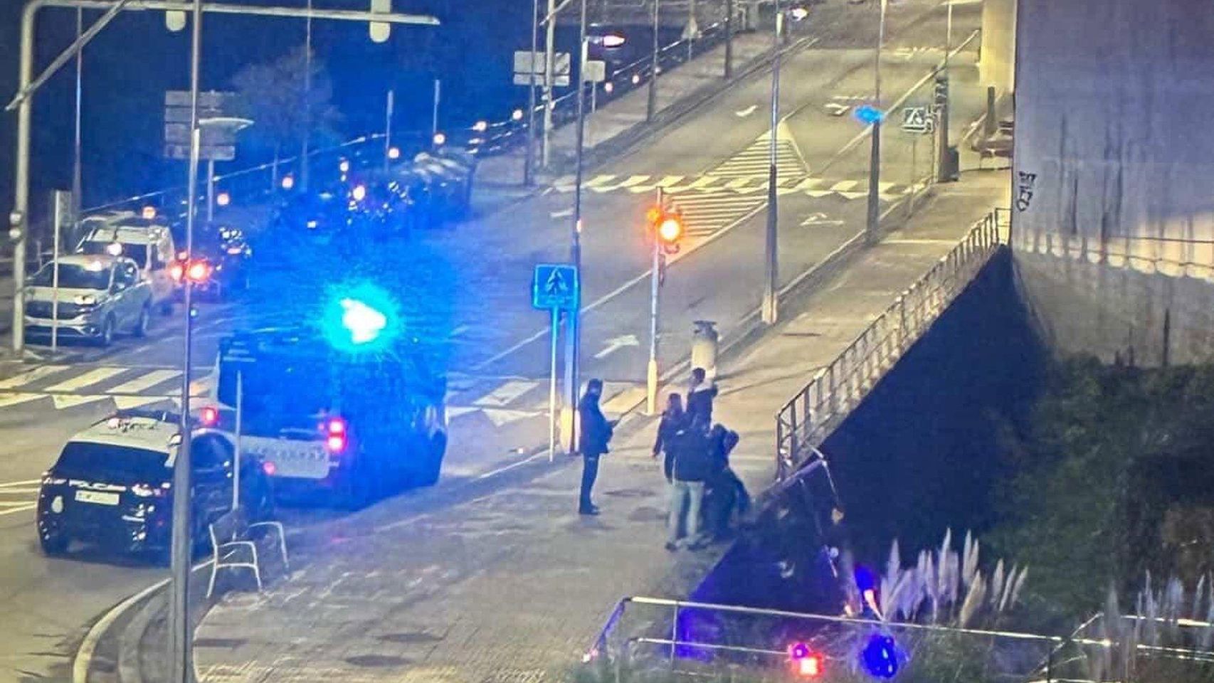 Cae un vehículo policial por un terraplén en Pontevedra.