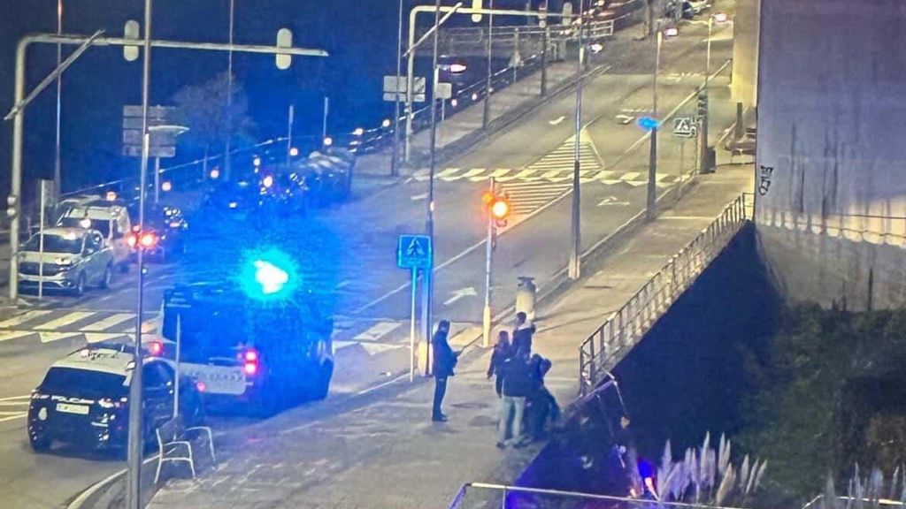 Cae un vehículo policial por un terraplén en Pontevedra.