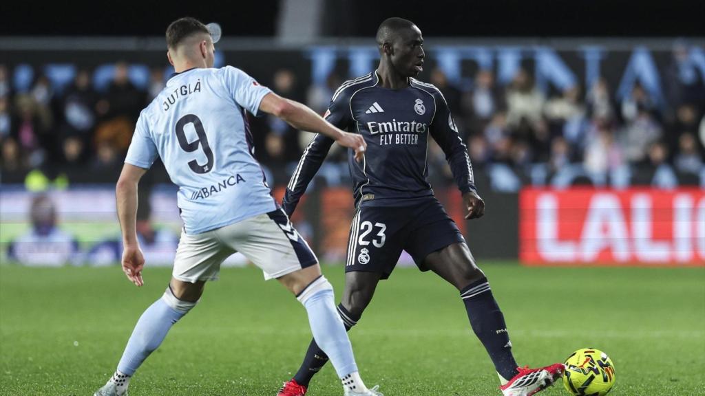 Ferland Mendy, presionado por Jutglà.