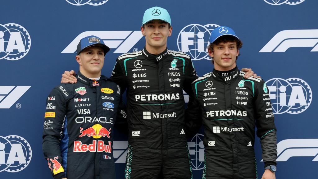 George Russell, junto a Antonelli (2º) y Hadjar (3º), tras conseguir la pole en el GP de Australia 2026