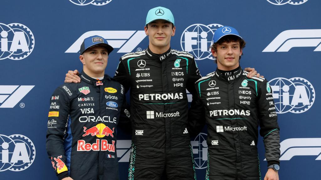 George Russell, junto a Antonelli (2º) y Hadjar (3º), tras conseguir la pole en el GP de Australia 2026