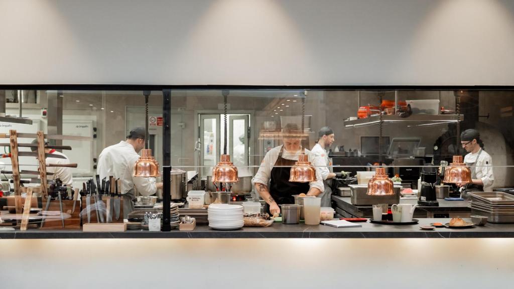 Los chefs de Omeraki preparando desde por la mañana el servicio de comida.