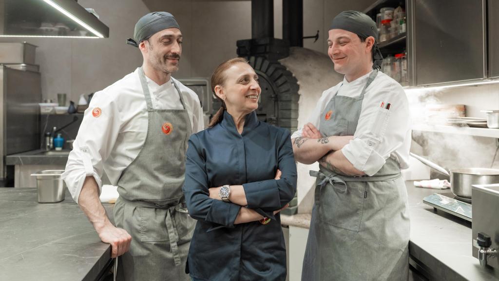 Inma Núñez junto a los jefes de cocina, Víctor Ramos (izq.) y Curro Zamora.