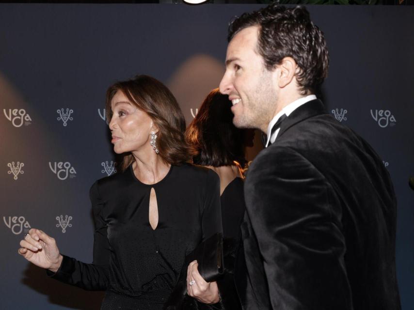 Isabel Preysler, junto a Íñigo Onieva, en la inauguración del Club Vega Members, en la calle Lagasca de Madrid.