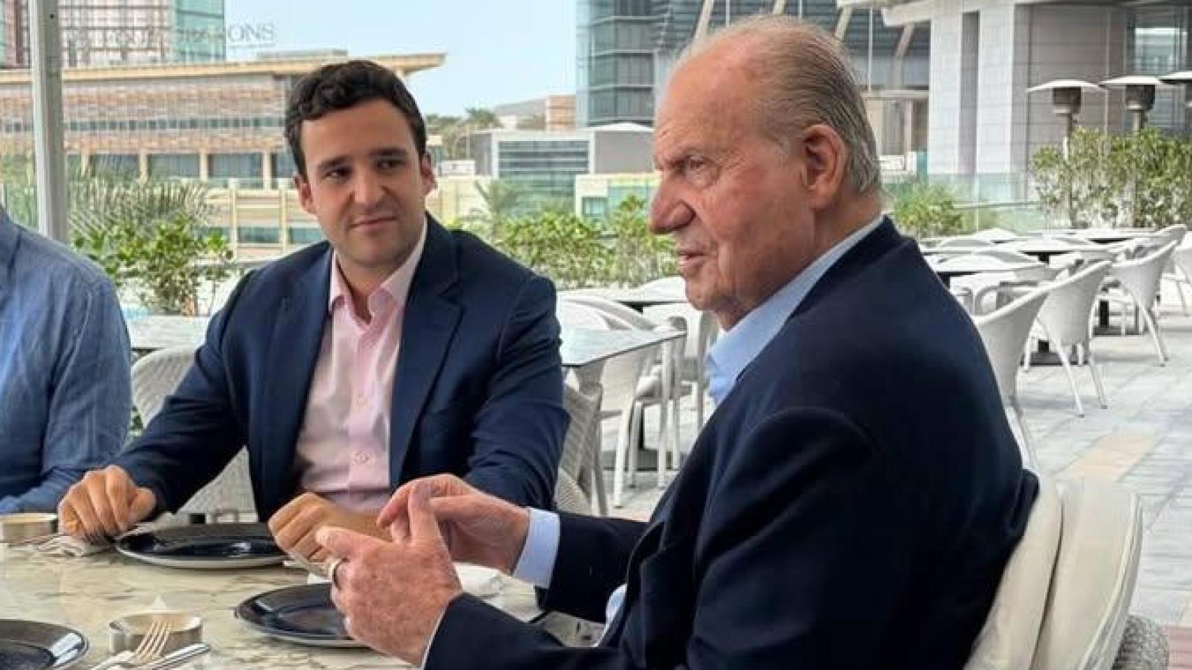 El rey Juan Carlos, en Abu Dabi, acompañado de su nieto Froilán.