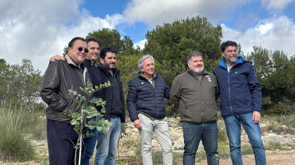 Más de 200 personas participan en una jornada de restauración ecológica en el Monte Orgegia organizada por Alicante Renace y Vectalia