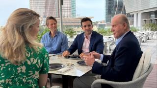 El rey Juan Carlos, en Abu Dabi, acompañado de su nieto Froilán.
