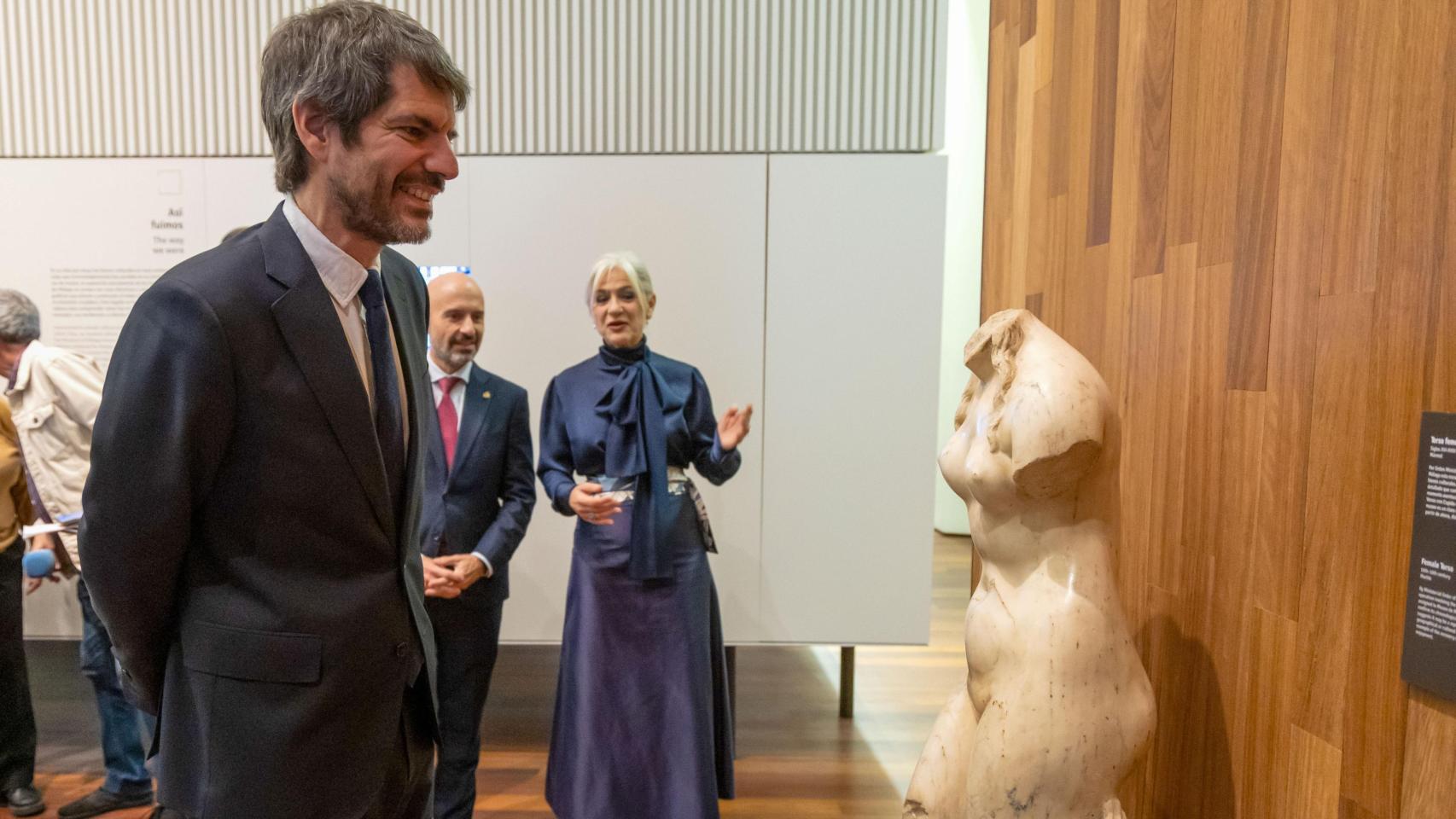 El ministro de Cultura, Ernest Urtasun, en su visita este sábado al Museo de Málaga, donde ha estado acompañado por la directora, María Morente del Monte, para presentar una nueva pieza cedida por el Ministerio de Cultura para la colección.