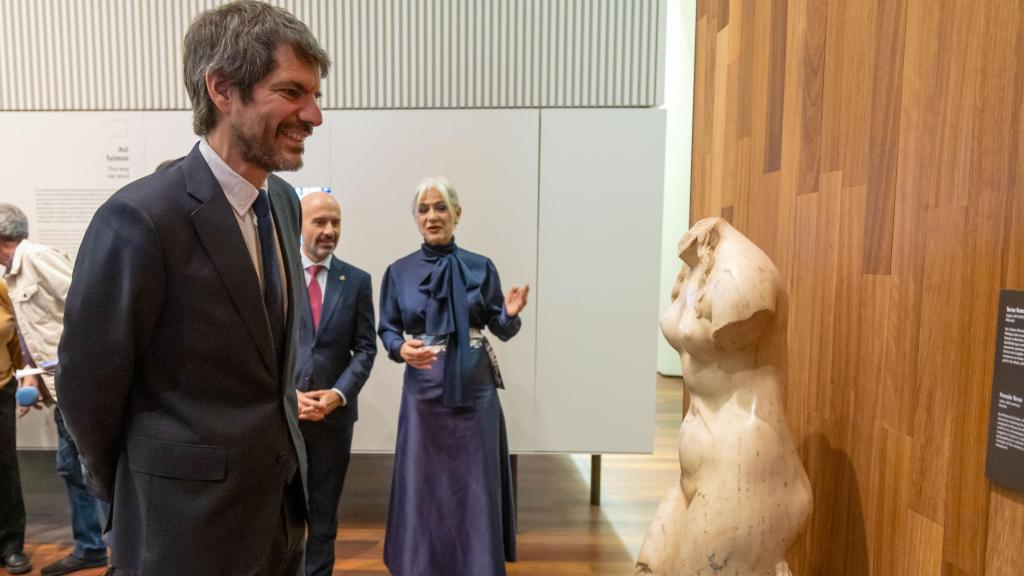 El ministro de Cultura, Ernest Urtasun, en su visita este sábado al Museo de Málaga, donde ha estado acompañado por la directora, María Morente del Monte, para presentar una nueva pieza cedida por el Ministerio de Cultura para la colección.