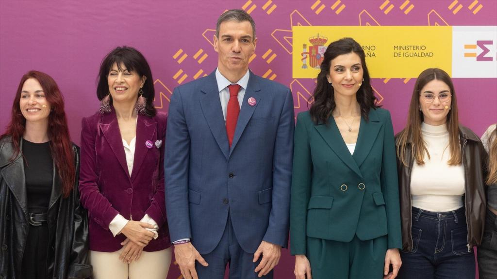 La ministra de Igualdad, Ana Redondo (2i), y el presidente del Gobierno, Pedro Sánchez, posan a su llegada al acto institucional con motivo del Día Internacional de las Mujeres en el Museo del Prado.
