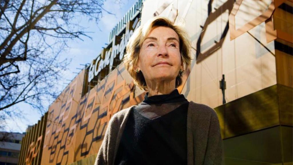 La artista Soledad Sevilla frente a El Corte Inglés de Serrano. Foto: Corte Inglés