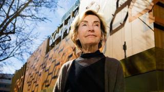 La artista Soledad Sevilla frente a El Corte Inglés de Serrano. Foto: Corte Inglés